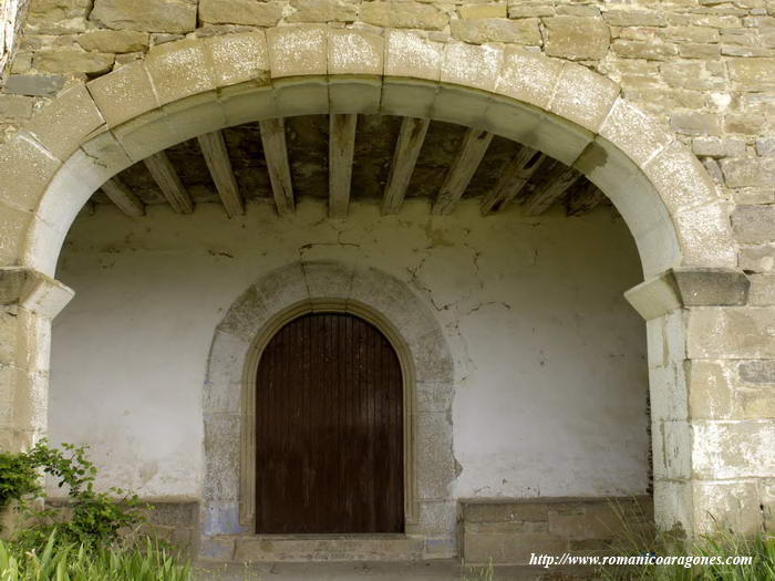 ATRIO Y ACCESO AL TEMPLO, EN EL LADO SUR